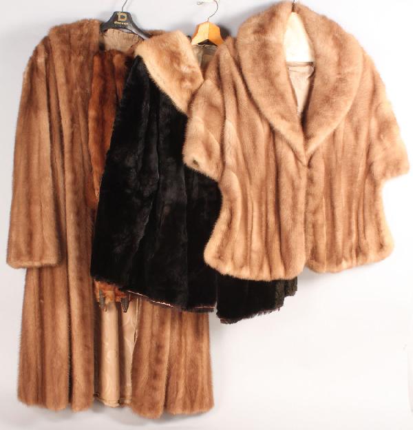 Vintage ladies fur items, lot of 5: Lot of five vintage ladies furs including 1) Short length fawn toned fox fur cape, labeled "Steve Butcher, since 1926, Detroit", medium size, overall good condition 2) Mid-length two tone fur, black s