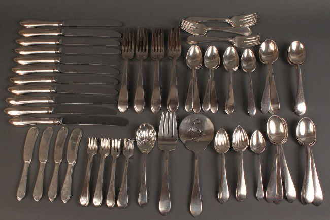 Reed & Barton "French Antique" flatware, 92 pcs: Reed & Barton 'French Antique" Sterling Silver Flatware, 92 pieces including 11 dinner knives, 11 dinner forks, 13 teaspoons, 10 salad forks, 12 soup spoons, 12 cocktail forks, 12 butter spreaders, 7