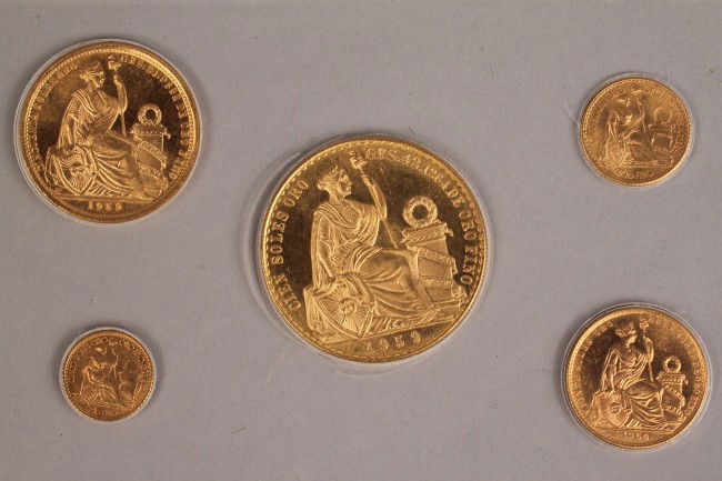 Lot of 5 Peruvian Gold Coins, 1959 & 1960: Lot of 5 Peruvian Gold Coins. 1ST ITEM: 1959 Cien Soles Oro. Only 4,710 minted. Weight: 46.8071 grams (42.1264 grams fine gold). 2ND ITEM: 1959 Cincuenta Soles Oro. Only 3,409 minted. Weight: 23.40355