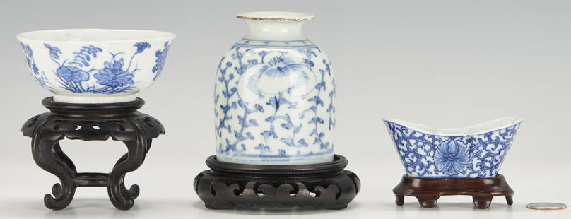 3 pcs. Blue & White Porcelain incl. Qianlong Libation Cup: 1st item: Chinese Qianlong double gourd or ingot form libation or wine cup, having central floral design to each side surrounded by foliate vines. Old paper label to underside. Raised on a fitted