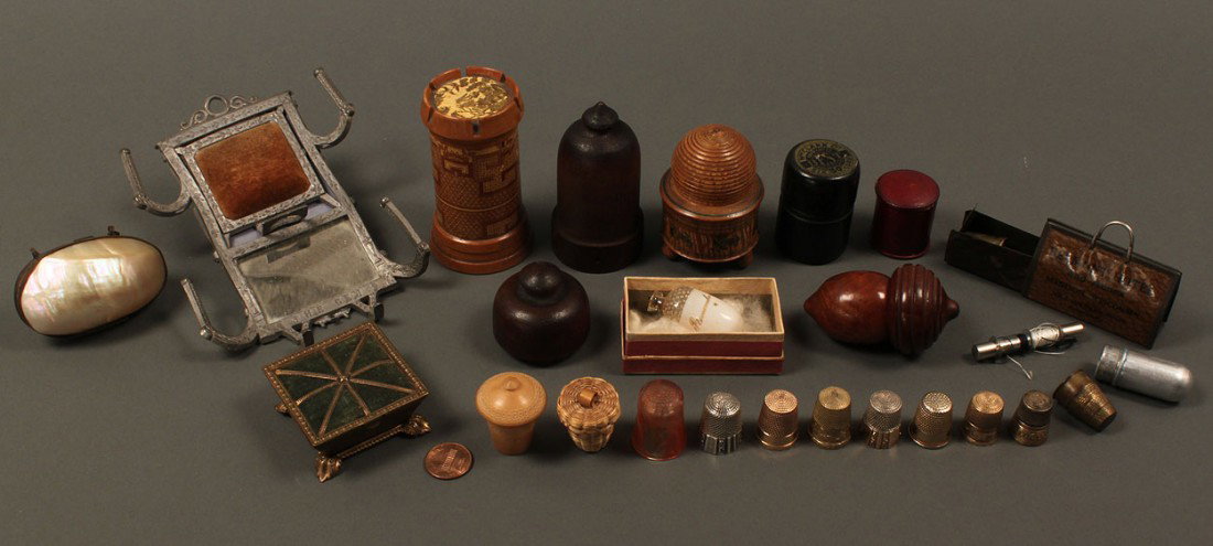 Collection of thimble and thimble holders - 21 pcs: Collection of antique sewing notions related to thimbles and thread. Includes five 10K, gold plated and gold filled thimbles (1 with engraved cabin and mountain season, marked only with S in shield fo