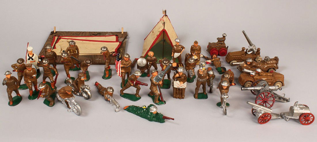 WWI & II toy soldiers and tents, Manoil Barclay: Lot of 39 pieces of Manoil and Barclay cast metal World War I and II toy soldiers, tents, various military figures with weapons, artillery weapons, cook stove, radios, searchlight, launch vehicles, an