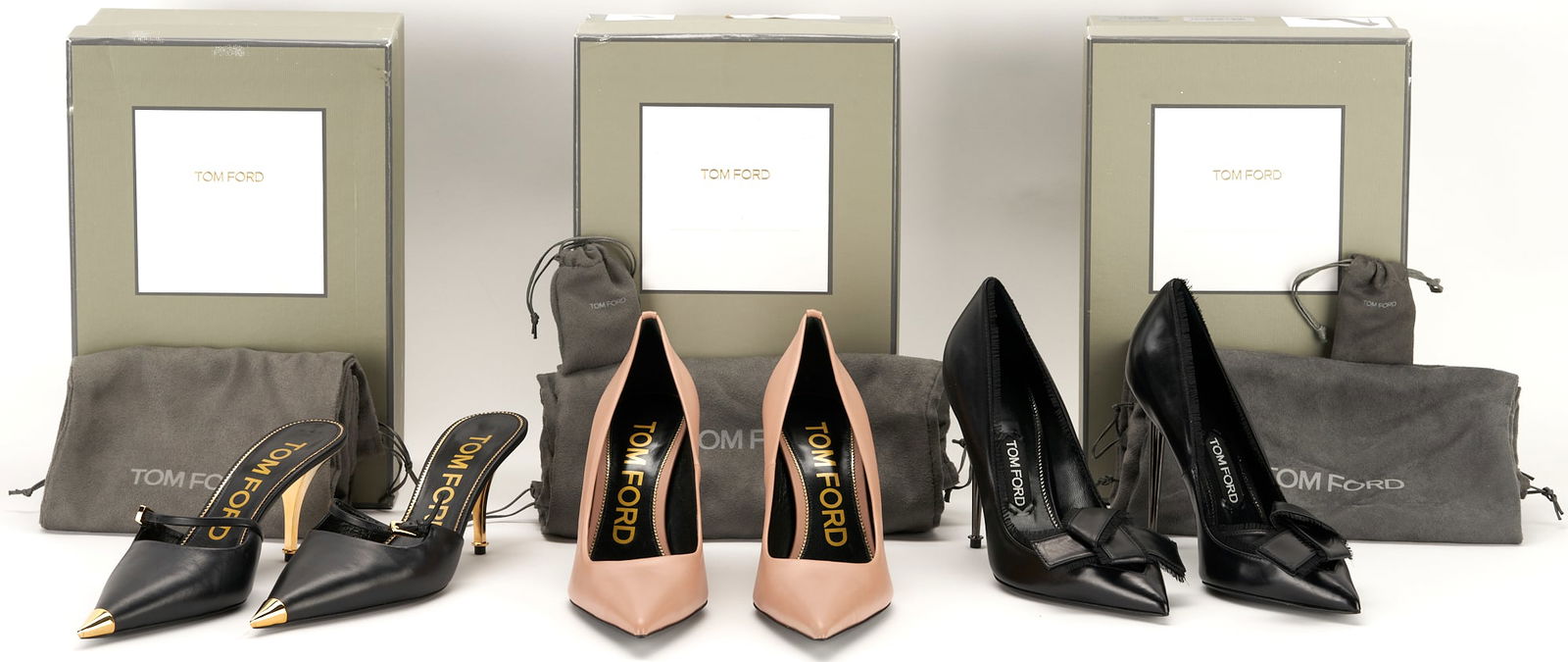 3 prs. Tom Ford Pumps, incl. Mary Jane Mules: Three (3) pairs of Tom Ford pumps with original dust bags and boxes. 1st item: Mary Jane Mules in black leather with gold-tone toe cap, angular gold heel, and buckle. Size 39. 2nd item: Fringe Bow pum