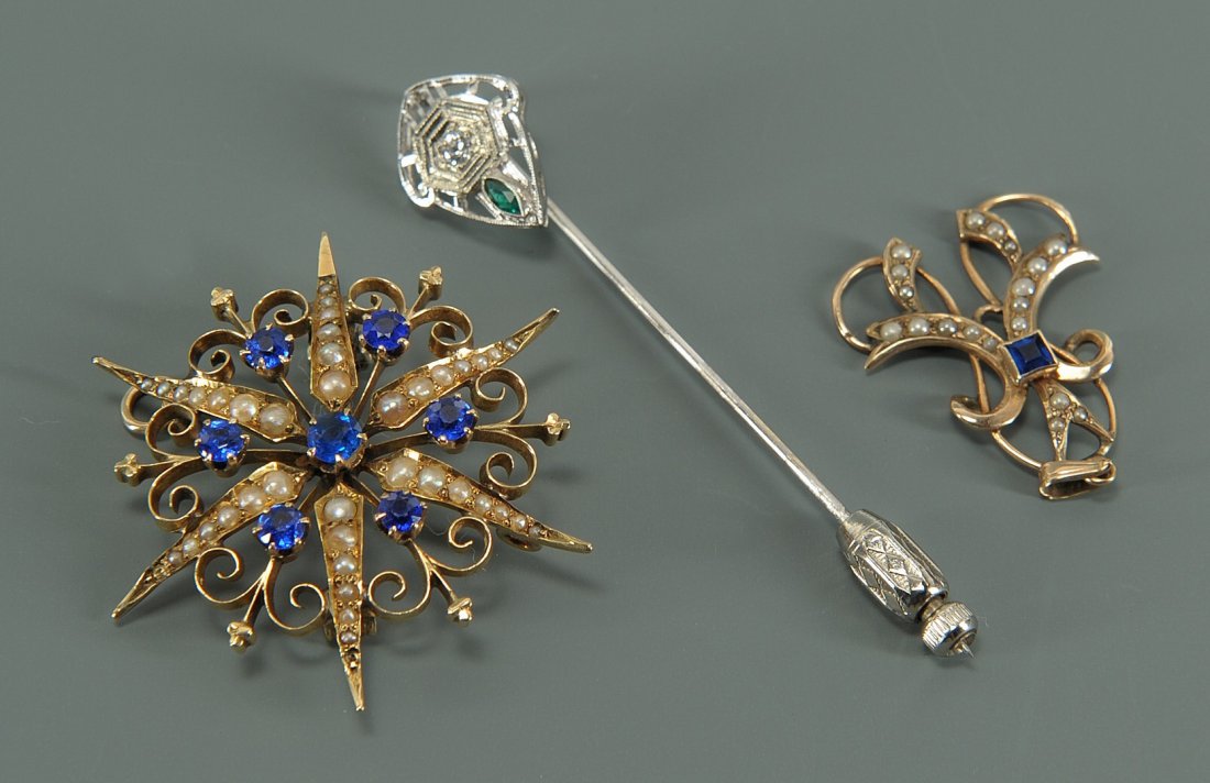 Group of Ladies jewelry items: 18K, 14K, 10K: Group of ladies jewelry items. 1st item: 18K white gold Art Deco stick pin with small round diamond and oval emerald, 2-1/2" L. 2nd item: 14K yellow gold starburst pin with seed pearls and sapphires, 