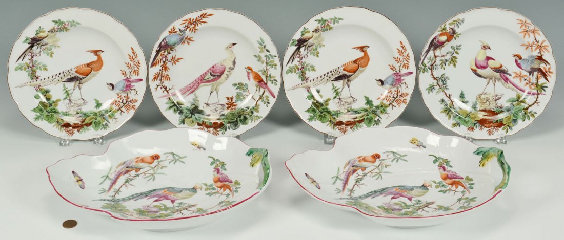 Williamsburg Mottahedeh Porcelain Set, 6 pcs: Six piece grouping of Mottahedeh porcelain comprised of four (4) plates and two (2) leaf form dishes, made for Colonial Williamsburg. The plates have scalloped rims and bird decoration and the dishes 