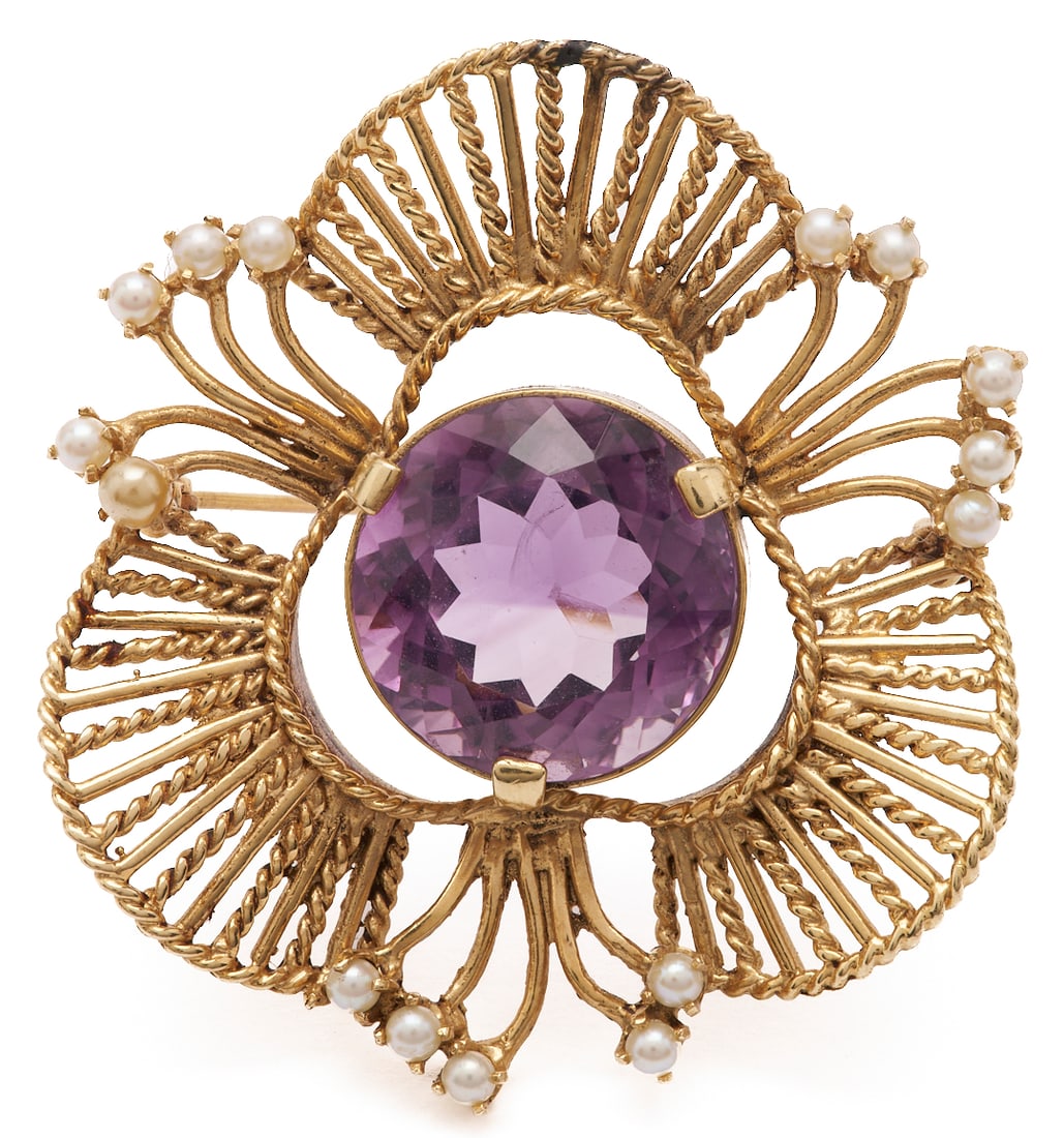 14K Gold, Amethyst, & Pearl Brooch: Ladies' 14K yellow gold brooch featuring one (1) round cut amethyst approximately 14.91 ct. accented by fifteen (15) cultured pearls approximately 2.5 mm each. The brooch XRF tests 14K gold. The b