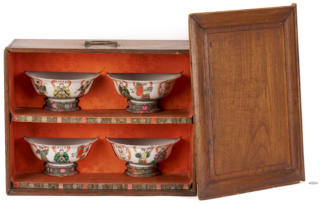 4 Chinese Porcelain Bowls in Fitted Cabinet (1 of 19)