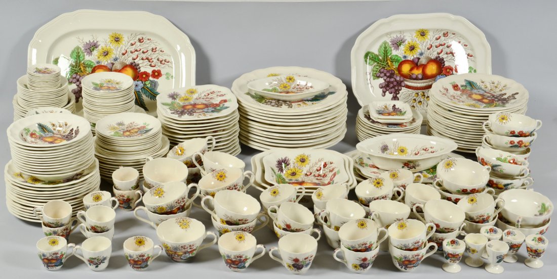 284 pc. Copeland Spode Reynolds Dinnerware: 284-piece Copeland Spode Reynolds (S2188) china dinnerware service including 13 dinner plates (13"), 17 luncheon plates (10-1/2"), 13 plates @ 8-3/4" dia., 14 square plates (8-1/2"), 12 salad plates, 