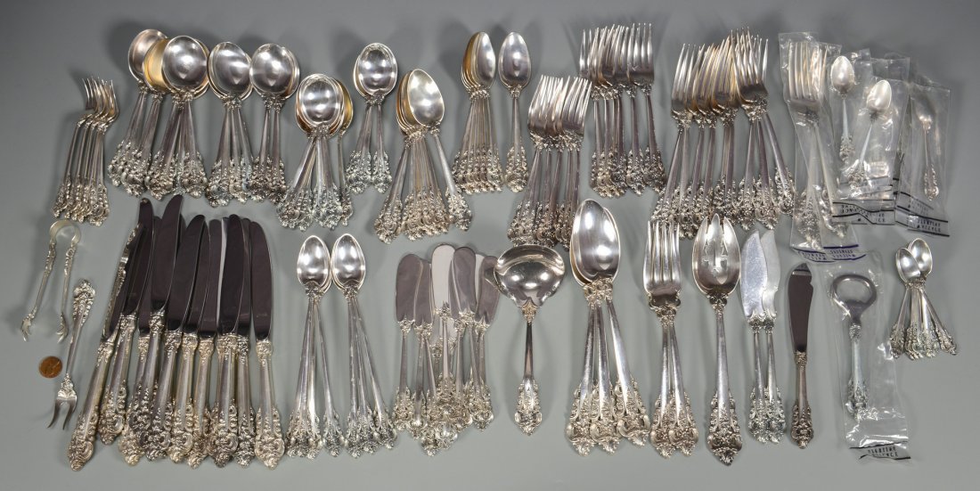 139-pc Wallace Grande Baroque Flatware: 139-piece Wallace Grande Baroque sterling silver flatware consisting of 12 dinner knives (9" L), 12 dinner forks (7 1/2" L), 12 salad forks, 16 teaspoons, 16 cream soup spoons, 12 bouillon spoons, 8 i