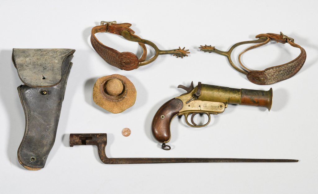 Flare Gun, Bayonet, Spurs and more: 1st item: WWI Webley & Scott flare gun, serial number 128813. Wooden stocks, brass frame and barrel. Left lock plate stamped WEBLEY & SCOTT LTD., LONDON & BIRMINGHAM 18 with assayer's marks, barrel st