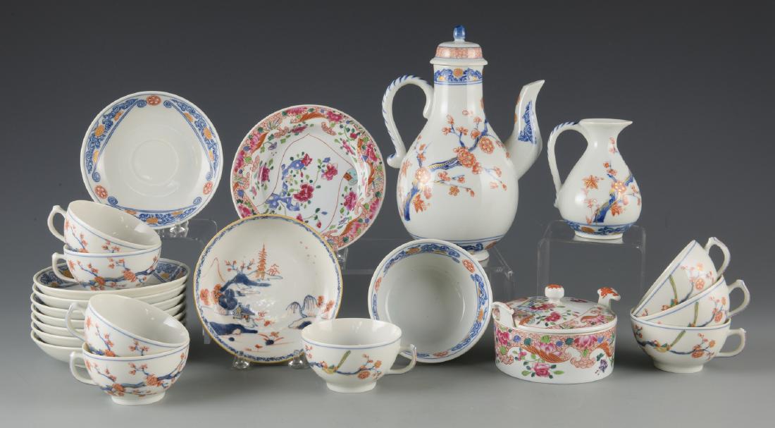 Mottahedeh Tea Set & More, 22 pcs: Mottahedeh K'ang Hsi style Imari Scroll pattern porcelain tea set comprised of a tea pot, eight cups with saucers, creamer and an open sugar bowl, plus a Mottahedeh Chinese Export pattern round covere