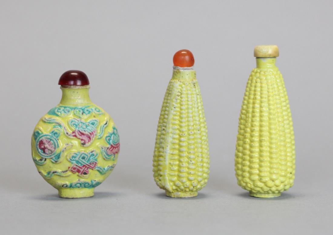 3 Chinese porcelain snuff bottles (1 of 5)