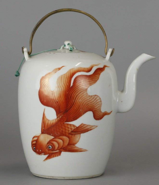Chinese porcelain teapot, possibly 19th c. (1 of 6)