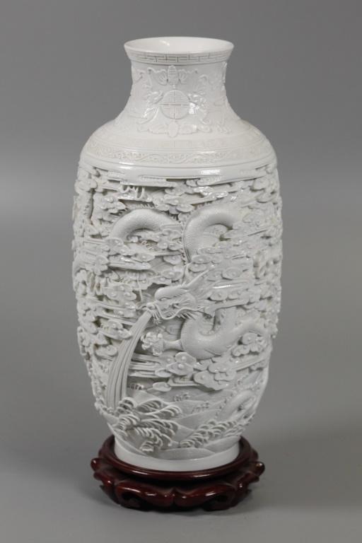 Chinese blanc de chine porcelain vase (1 of 4)