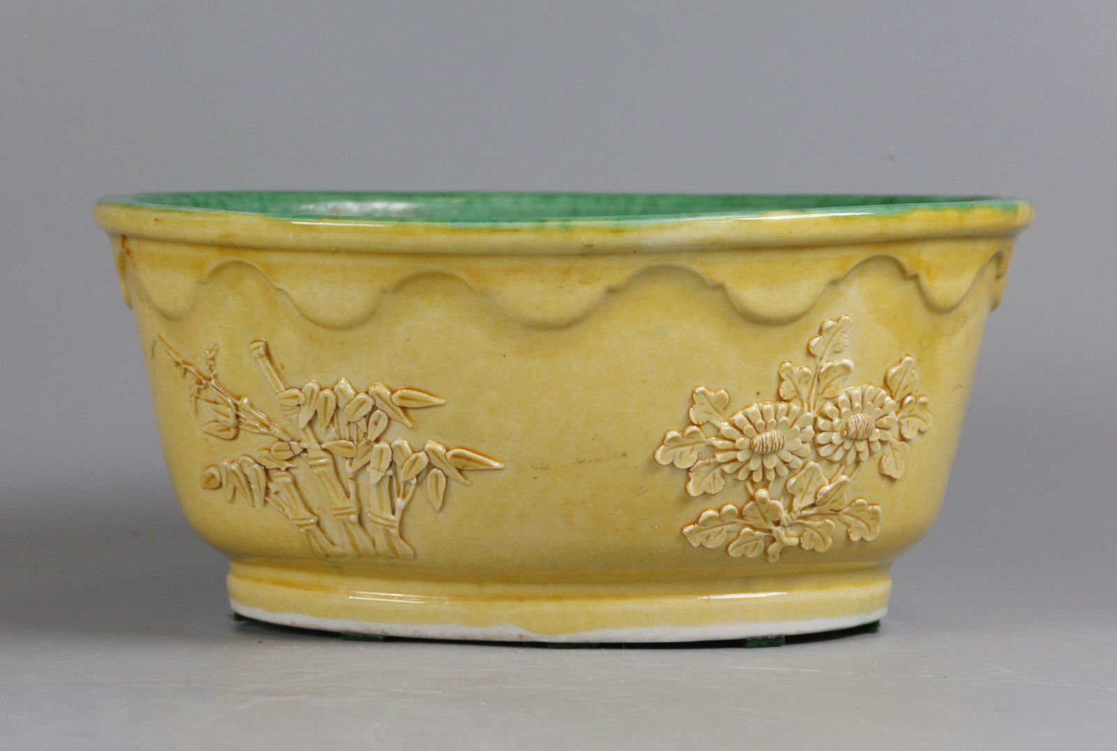 Chinese porcelain planter, possibly 19th c./Republican (1 of 2)