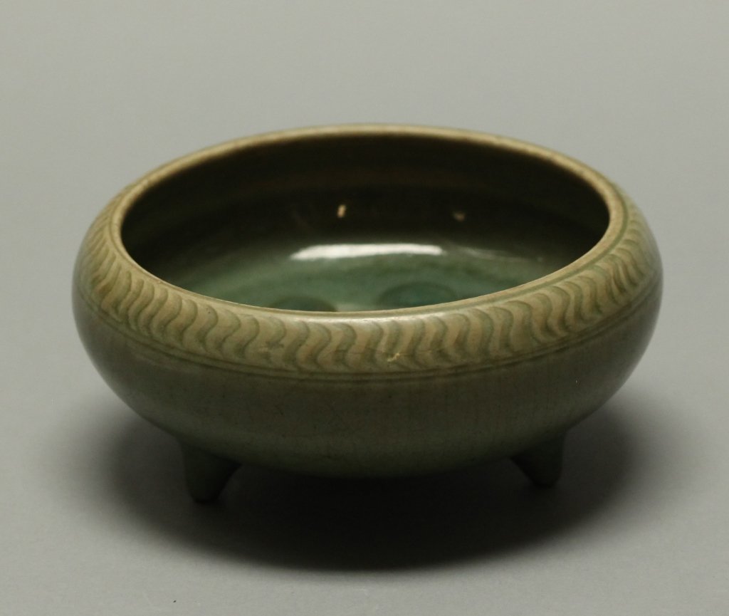 Chinese longquan celadon censer, Ming dynasty (1 of 4)