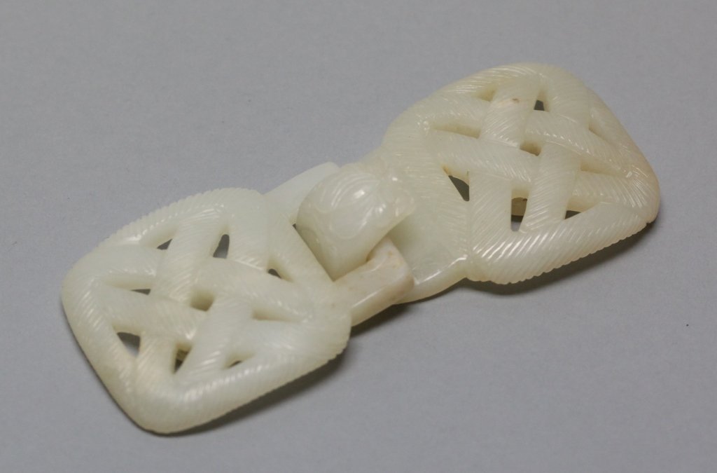 Chinese white jade 'endless knot' belt buckle, Qing (1 of 4)