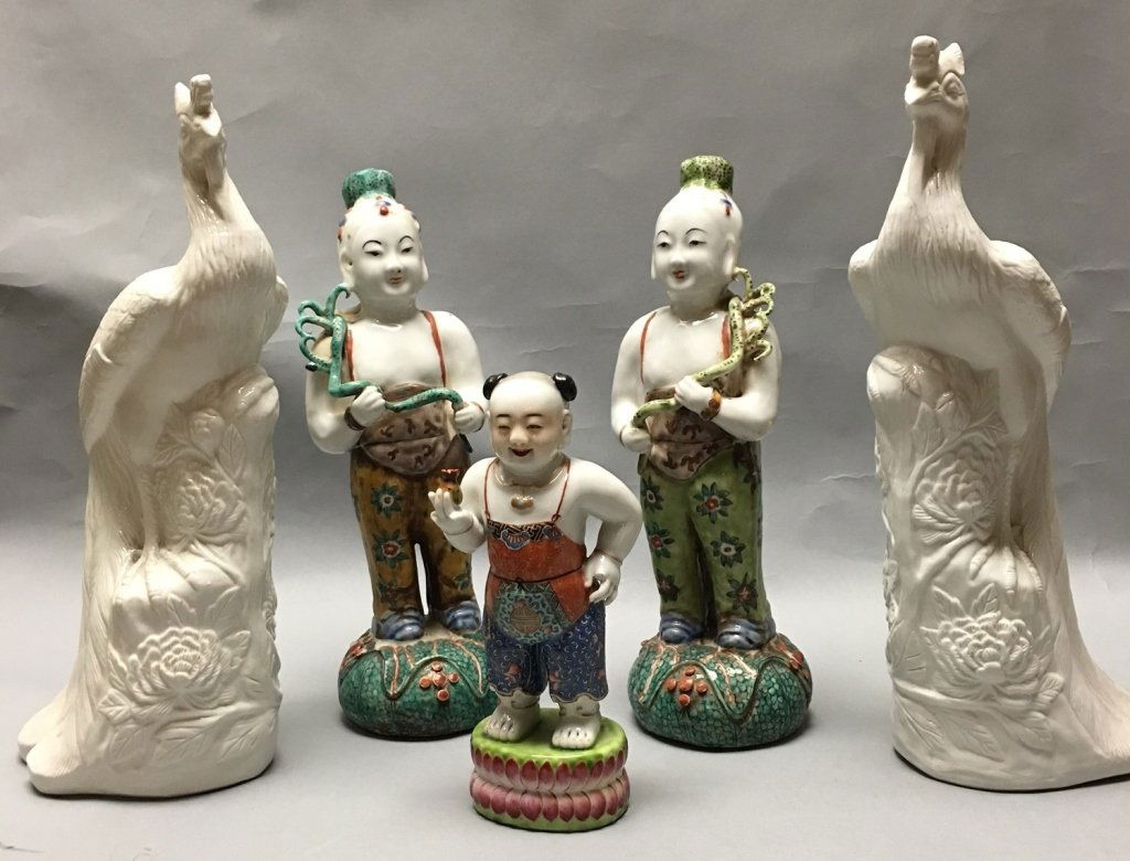 group of 5 Chinese porcelain items (1 of 5)