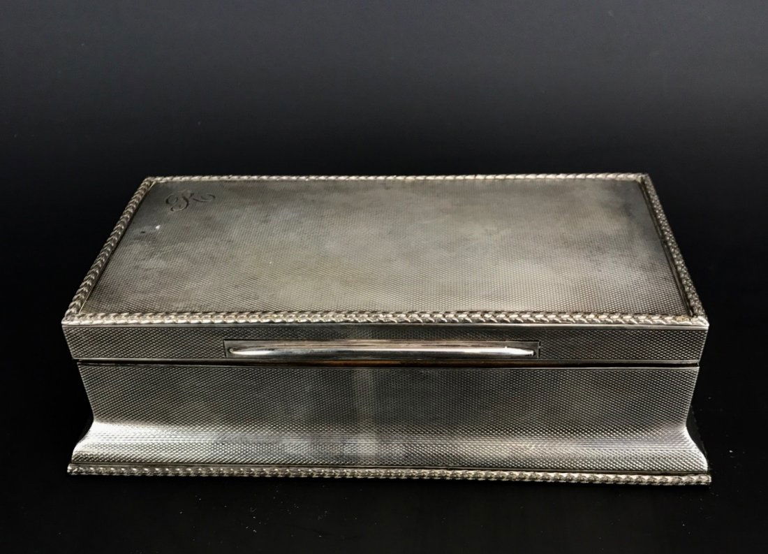 VICTORIAN STERLING SILVER CIGARETTE BOX (1 of 4)