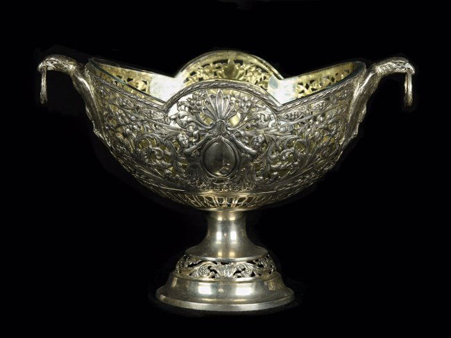 A LARGE 19TH CENTURY CONTINENTAL STERLING SILVER BOWL (1 of 3)