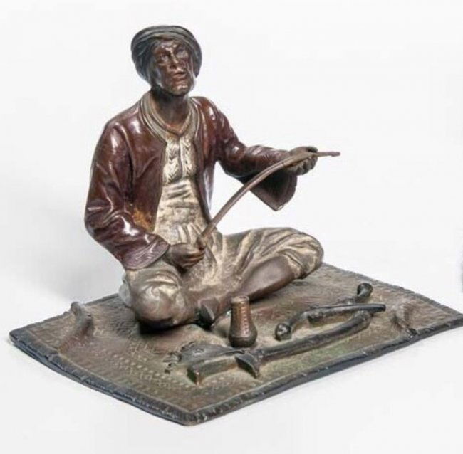 FRANZ BERGMAN COLD PAINTED BRONZE OF AN ARAB TRADESMAN (1 of 2)