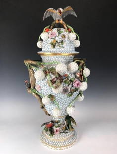 LARGE 19TH CENTURY MEISSEN SNOWBALL VASE: Measures 82cm. In very good condition, with very minor restoration. Estimate $10.000-12.000