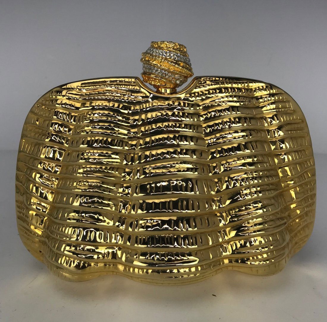A JUDITH LEIBER STYLE GILT PURSE: 5" High. Excellent condition. Estimate $250-300