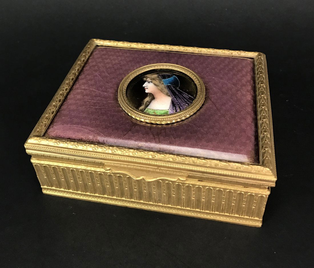 A FRENCH ENAMEL TRINKET BOX CIRCA 1900 (1 of 1)