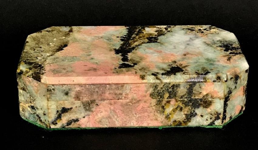 A FINELY CARVED AGATE AND DORE BRONZE BOX (1 of 3)