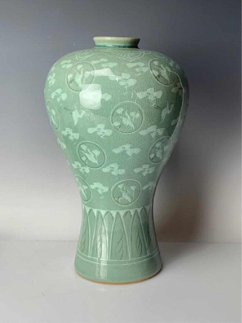KOREAN GREEN CELADON PORCELAIN VASE (1 of 3)