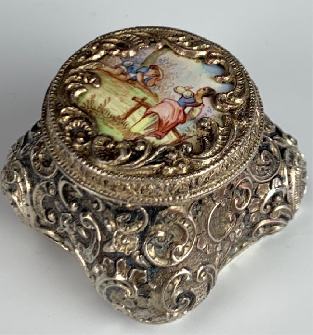 A CONTINENTAL SILVER ENAMEL PILL BOX (1 of 4)