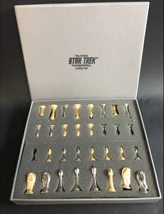 FRANKLIN MINT OFFICIAL STAR TREK CHESS SET: In original box, in good condition. Estimate $400-500