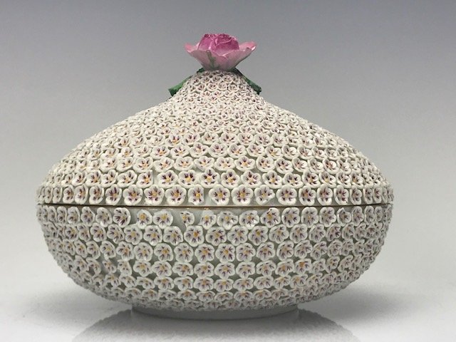 A LARGE 19TH C. MEISSEN SNOWBALL POTPOURI (1 of 4)