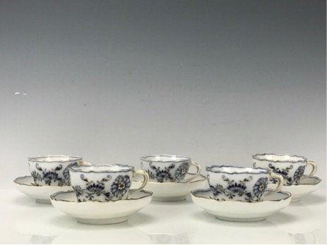 SET OF 5 MEISSEN BLUE ONION CUP AND SAUCERS (1 of 3)