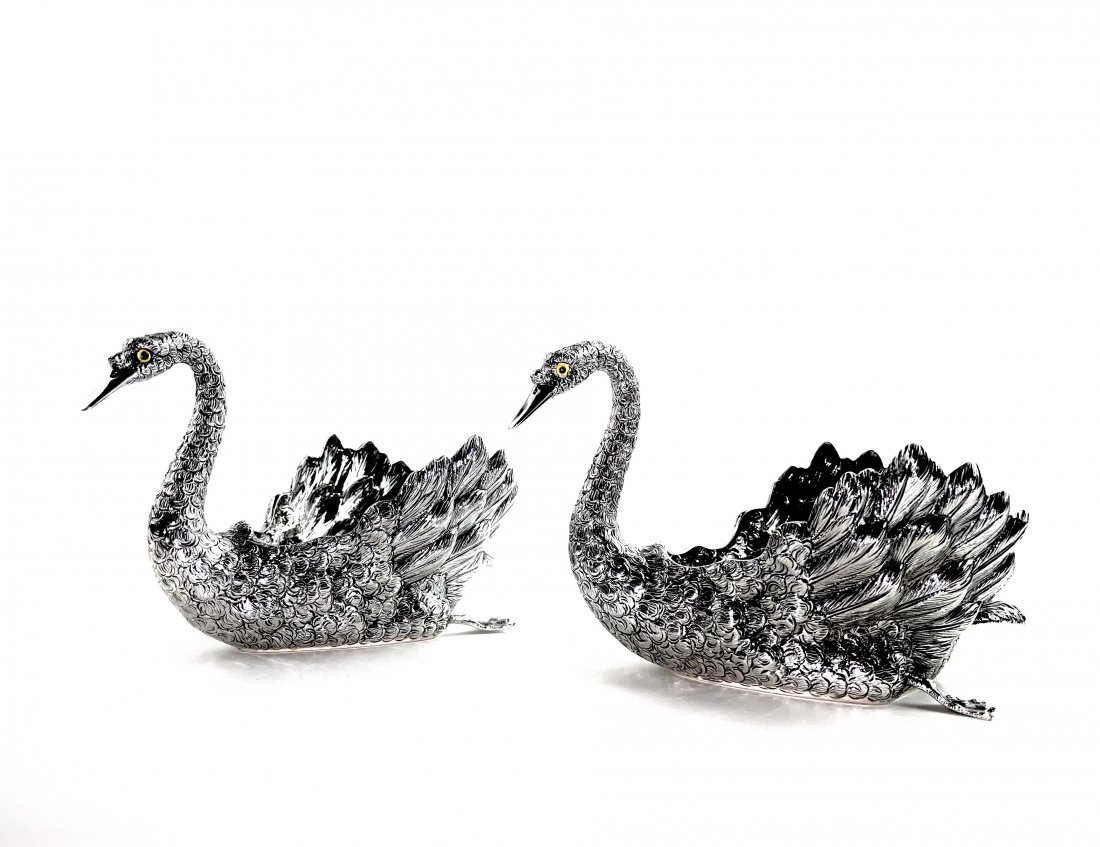 A PAIR OF BUCCELLATI STERLING SILVER SWANS: Dimensions: H 4.38 in. x W 4 in. x D 7.25 in.Marked "Buccellati Italy” . Estimate &4.500-5.500