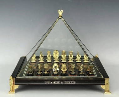 FRANKLIN MINT TUTANKHAMON CHESS SET: In good used condition. Estimate $3.000-4.000