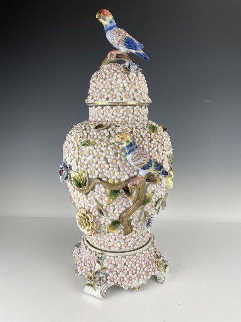 A LARGE MEISSEN SNOWBALL VASE AND COVER (1 of 4)
