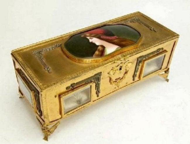 A FRENCH GILT AND ENAMEL JEWELRY BOX (1 of 3)