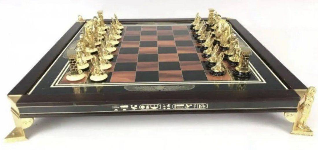 FRANKLIN MINT TUTANKHAMON CHESS SET: In good used condition. Estimate $3.000-4.000