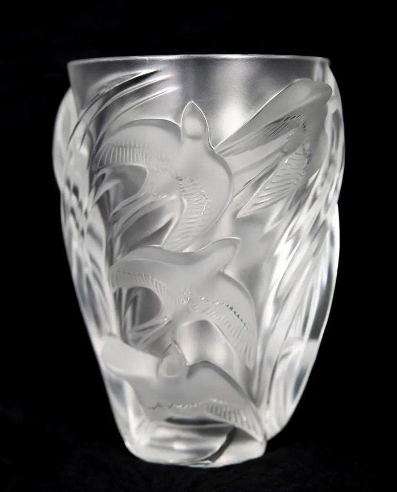 LALIQUE MARTINETS VASE (1 of 4)