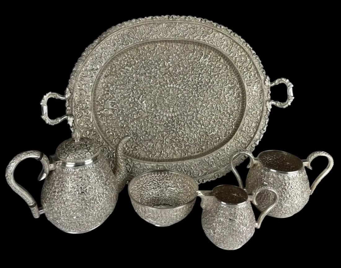 A MAGNIFICENT INDIAN SILVER TEA SET (1 of 9)