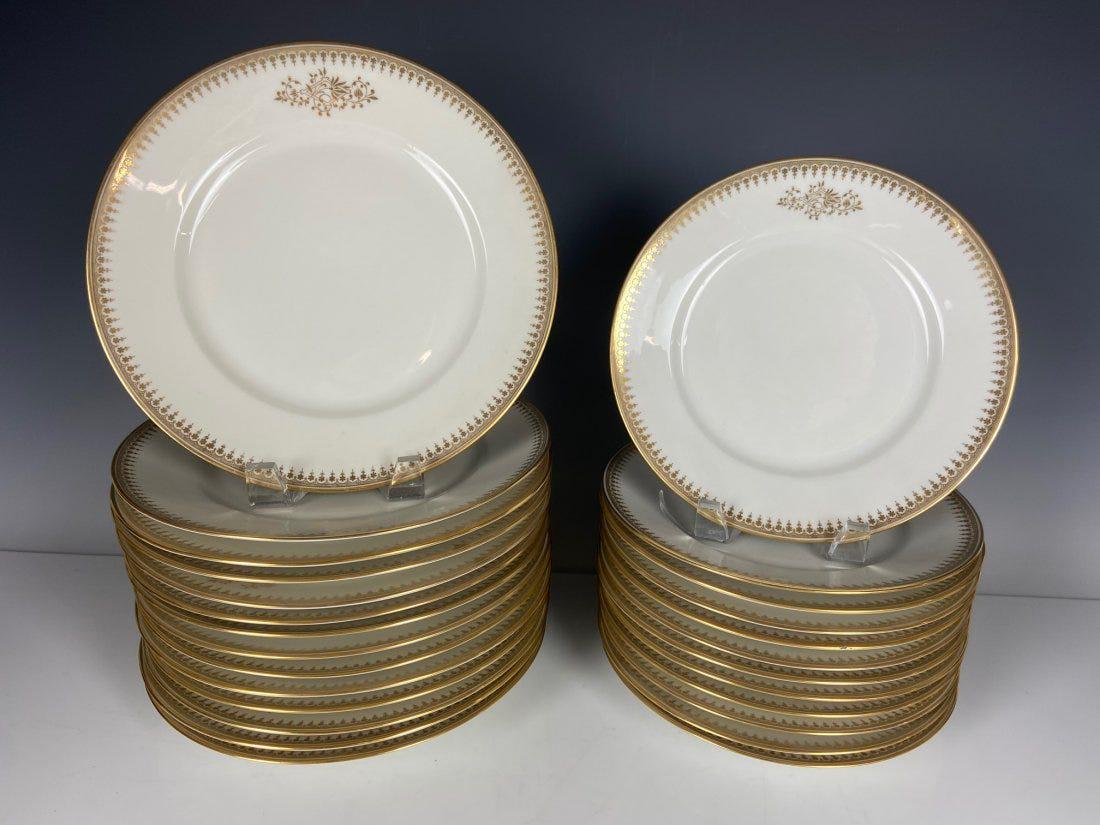 A SET OF 26 DINNER PLATES (1 of 4)