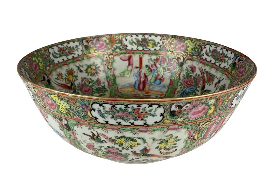 A LARGE ANTIQUE CHINESE FAMILLE ROSE CANTON PORCELAIN BOWL (1 of 5)