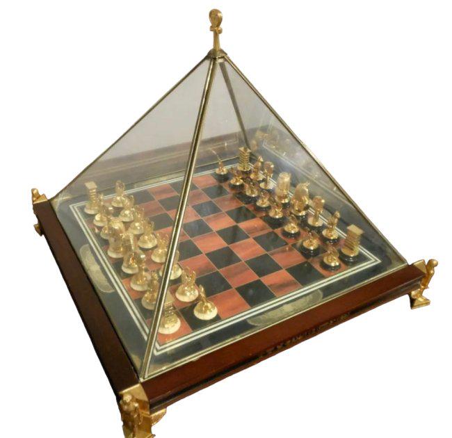 FRANKLIN MINT TUTANKHAMON CHESS SET: In good used condition. Estimate $3.000-4.000