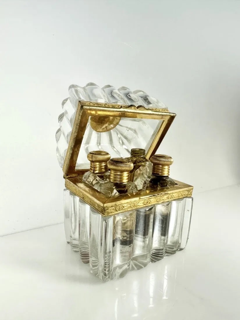 A VERY FINE MINIATURE PERFUME BOX (1 of 6)