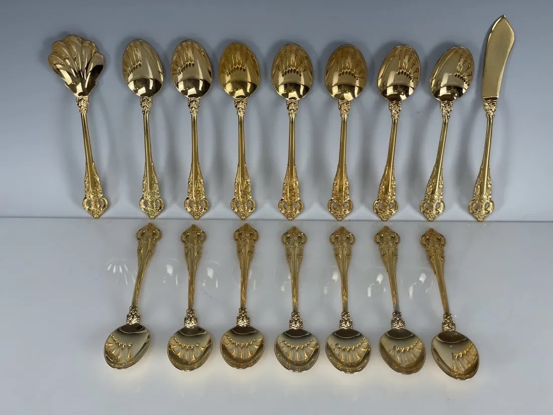16 PCS GOLD PLATED UTENSILS: Comprising of 14 tea spoons. Estimate $200-300