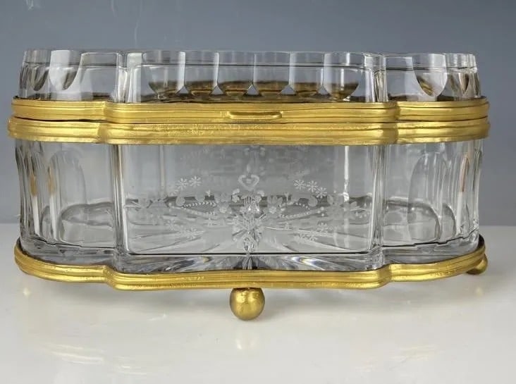 A LARGE ORMOLU MOUNTED ETCHED CRYSTAL BOX (1 of 4)