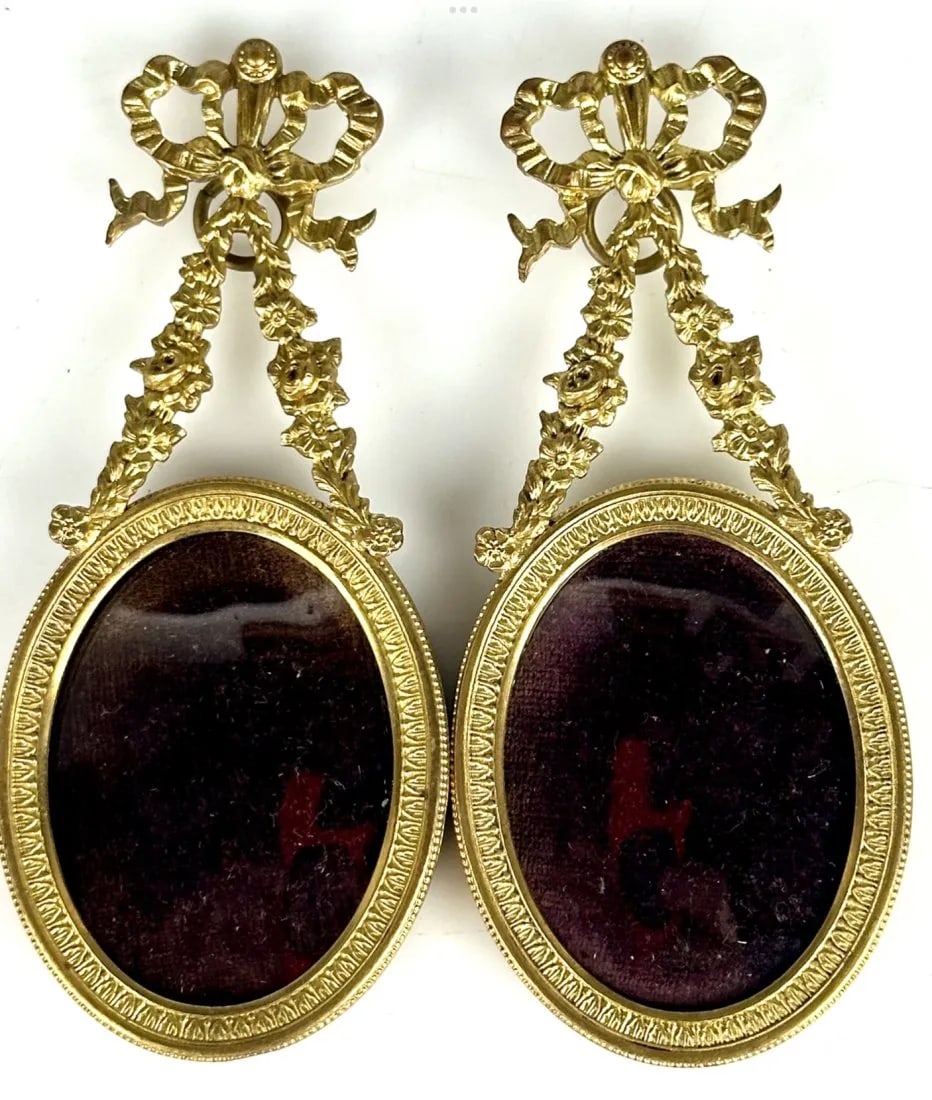 A PAIR OF ORMOLU PICTURE FRAMES: Circa 1900. Measure 6 inches high. In good condition. Estimate $400-500