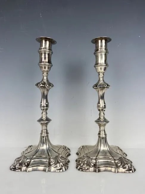 A PAIR OF GEORGIAN STERLING SILVER CANDLESTICKS BY JOHN CAFÉ (1 of 8)
