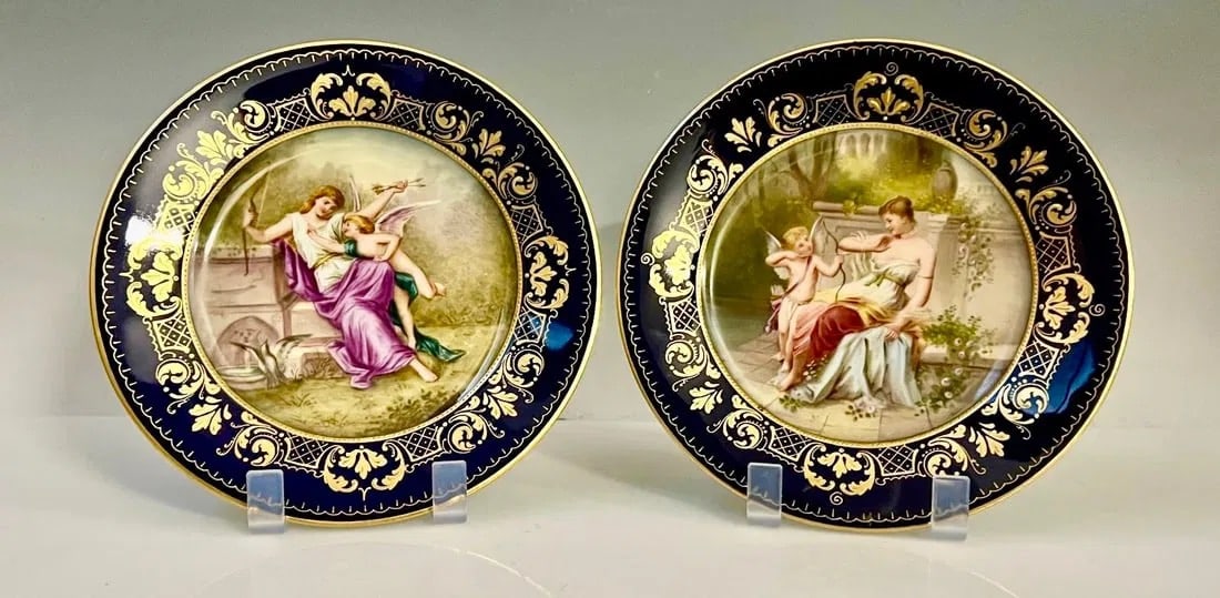 A PAIR OF ROYAL VIENNA PLATES (1 of 4)